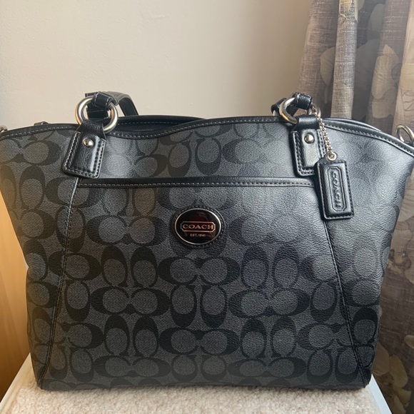 Coach Handbags - Coach Peyton Signature pocket tote handbag